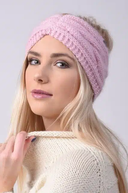 Kaszmirowo-moherowa opaska MOHAIR CLASSIC pastelowy róż Pastelowa różowa opaska z kaszmiru i moheru ręcznie robiona na drutach z beżowym swetrem