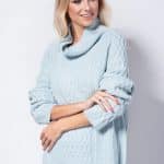 Wełniany sweter GEORGIA błękitny z luźnym golfem oversize ręcznie robiony na drutach z białymi spodniami
