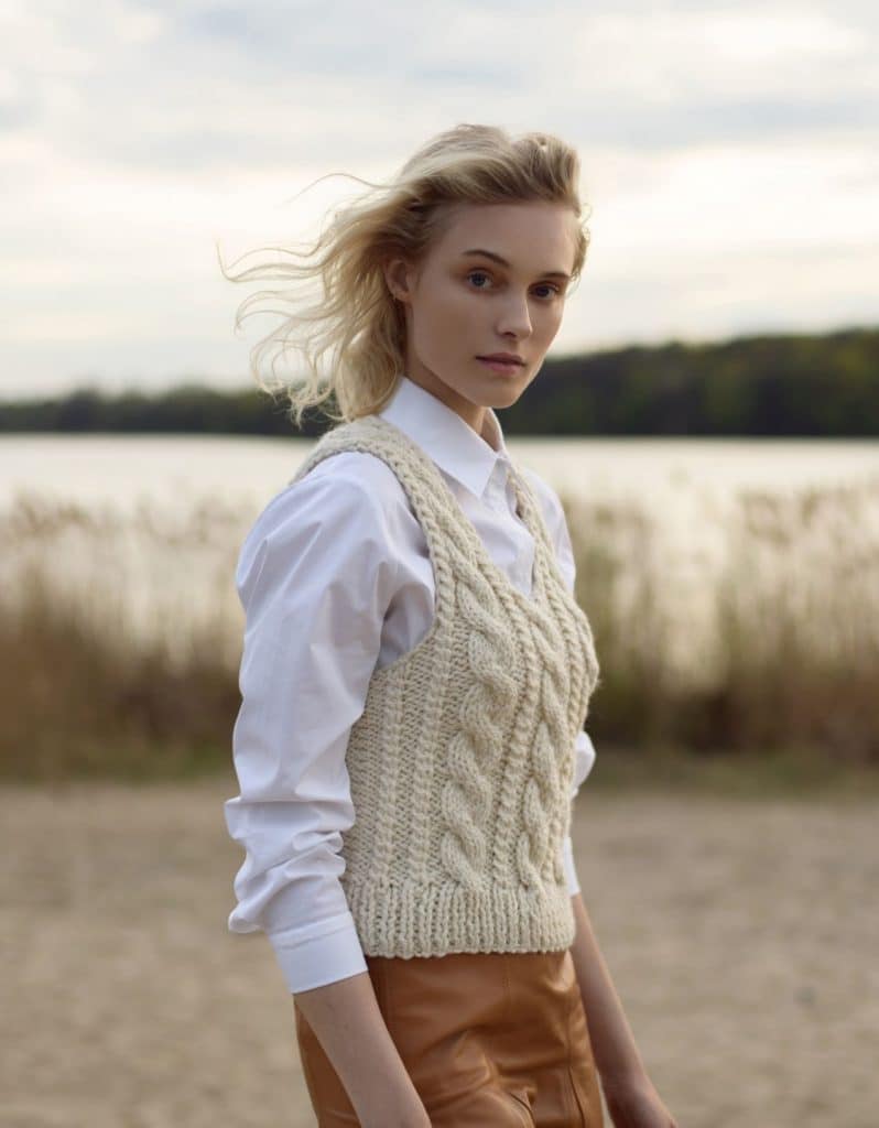 Kamizelka z alpaki handmade LA VIDA TOP biała z białą koszulą
