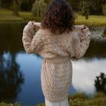 Beżowy ręcznie robiony na drutach kardigan z merynosa i alpaki ELEMENT CARDIGAN - widok z tyłu na modelce