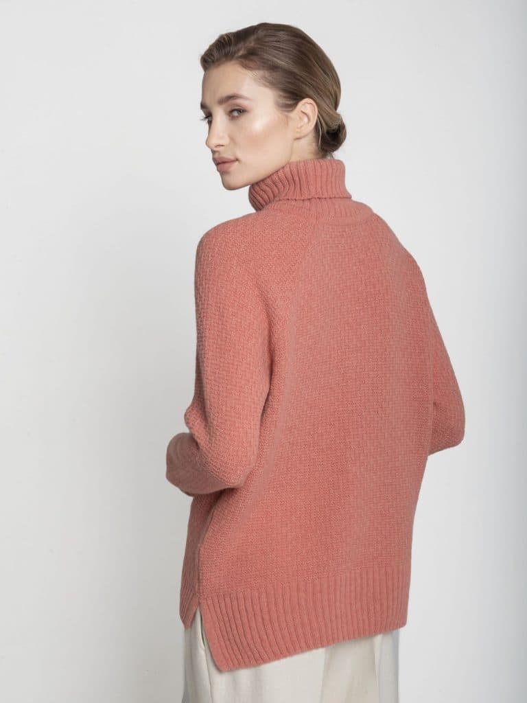 Golf z merynosa handmade ESSENTIAL No 1 koralowy - widok z tyłu