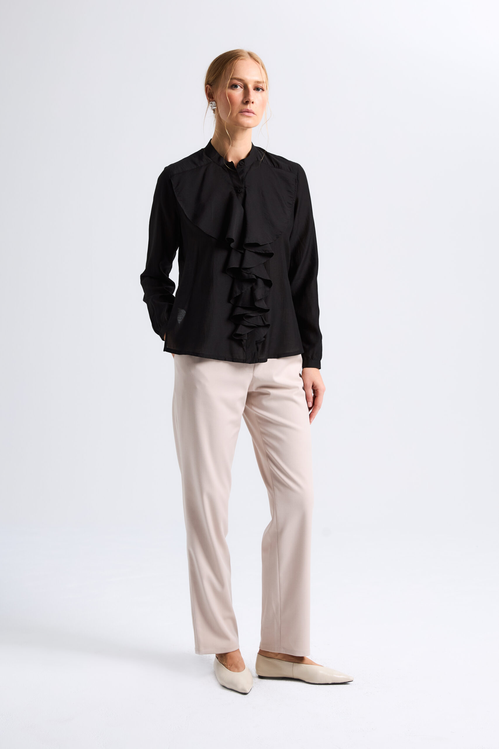 czarna bluzka z żabotem