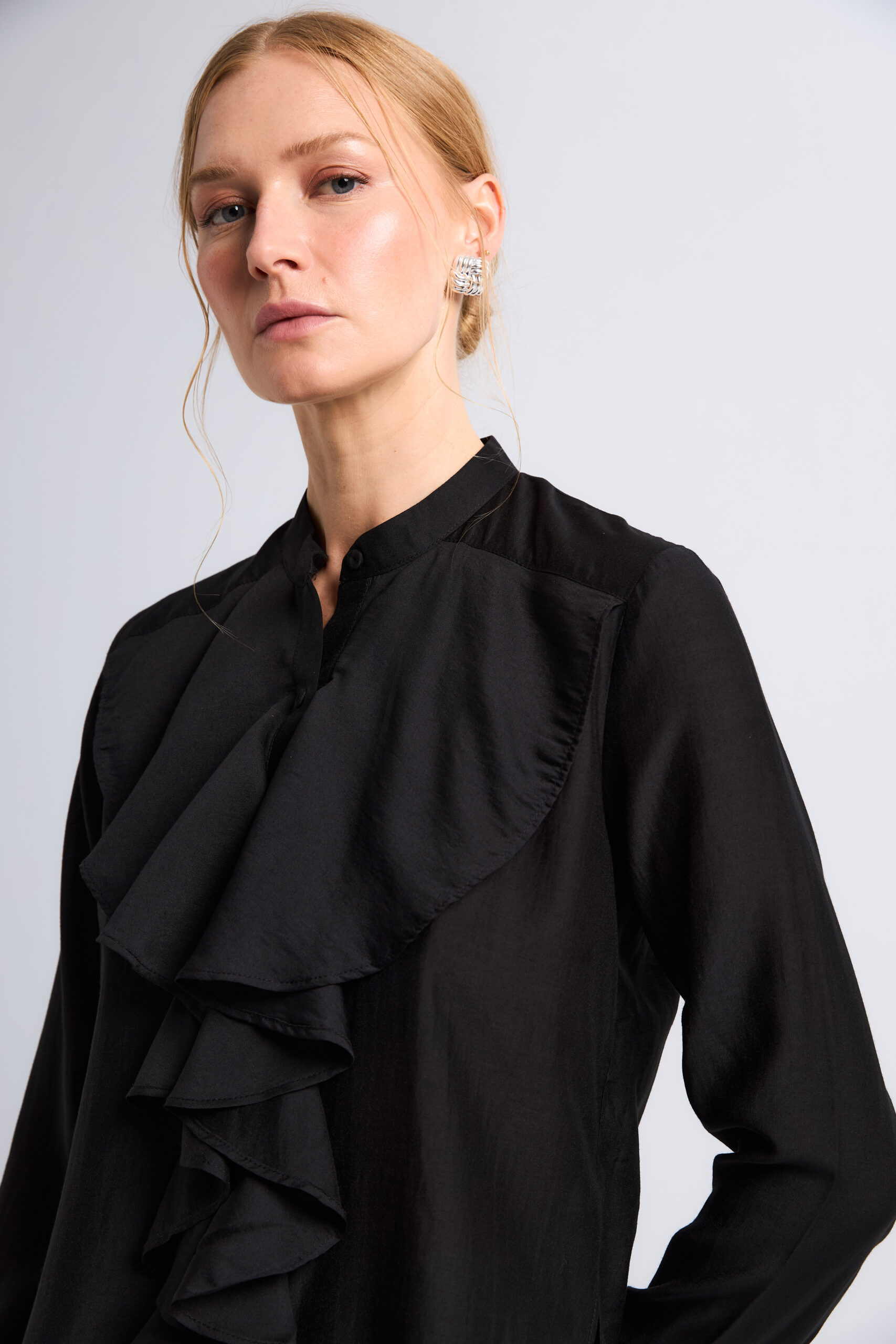 czarna bluzka z żabotem