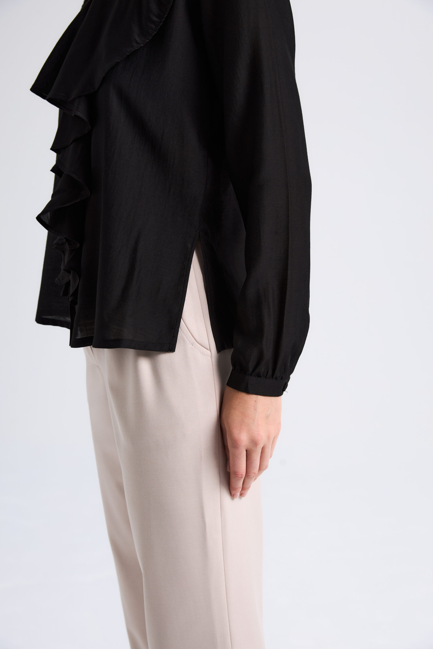 czarna bluzka z żabotem