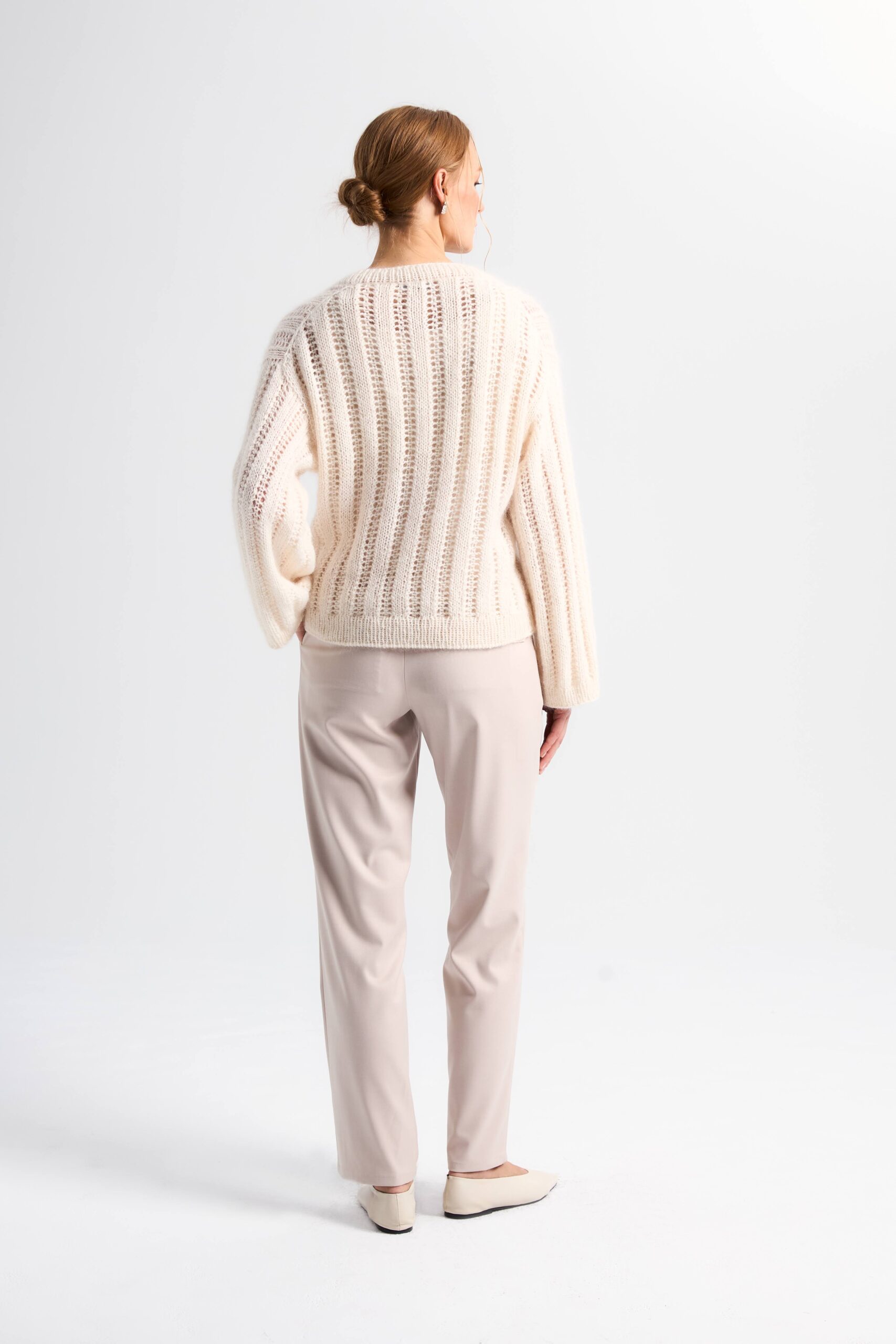 sweter wełniany z dekoltem w serek