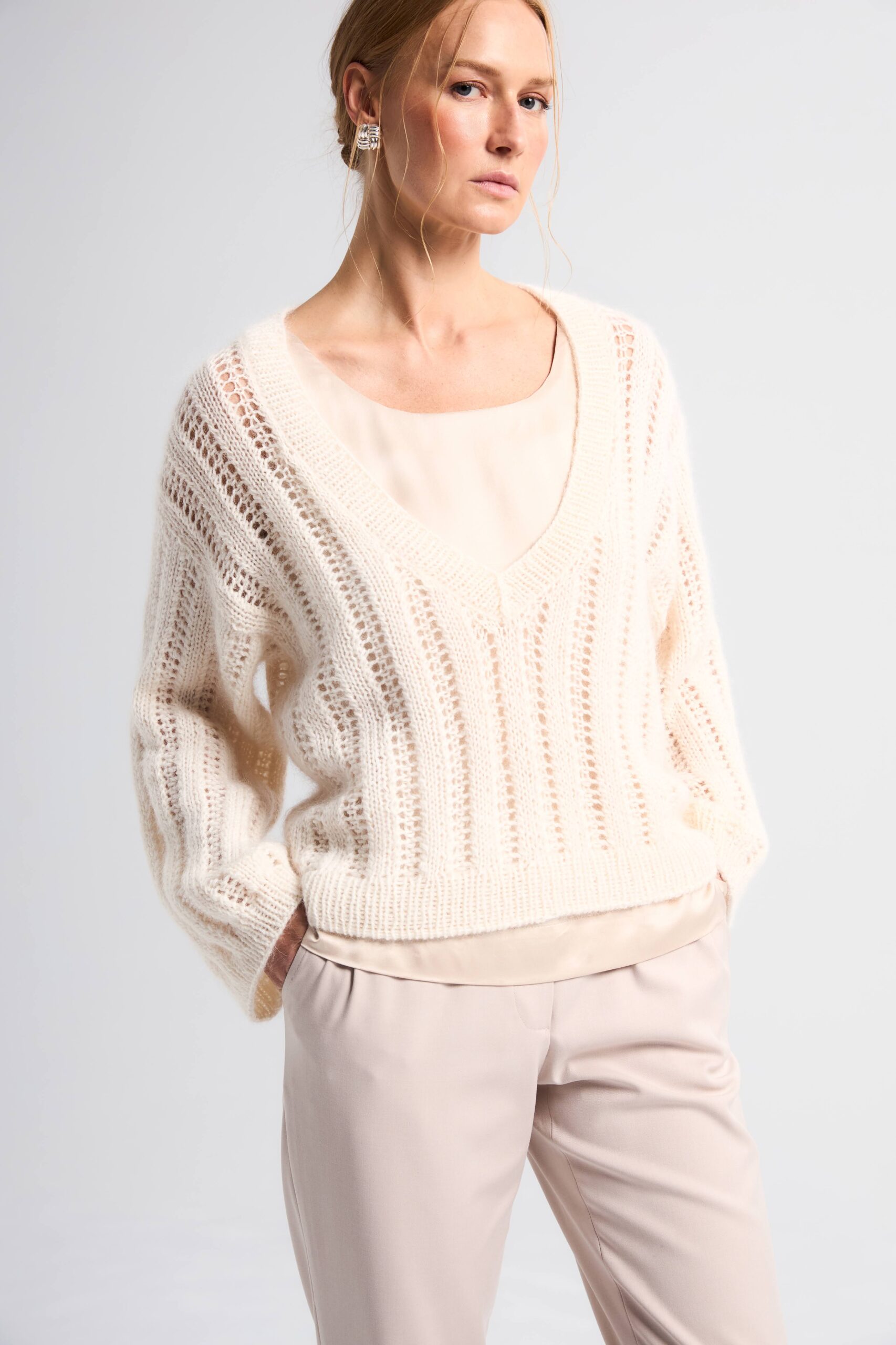 sweter wełniany z dekoltem w serek