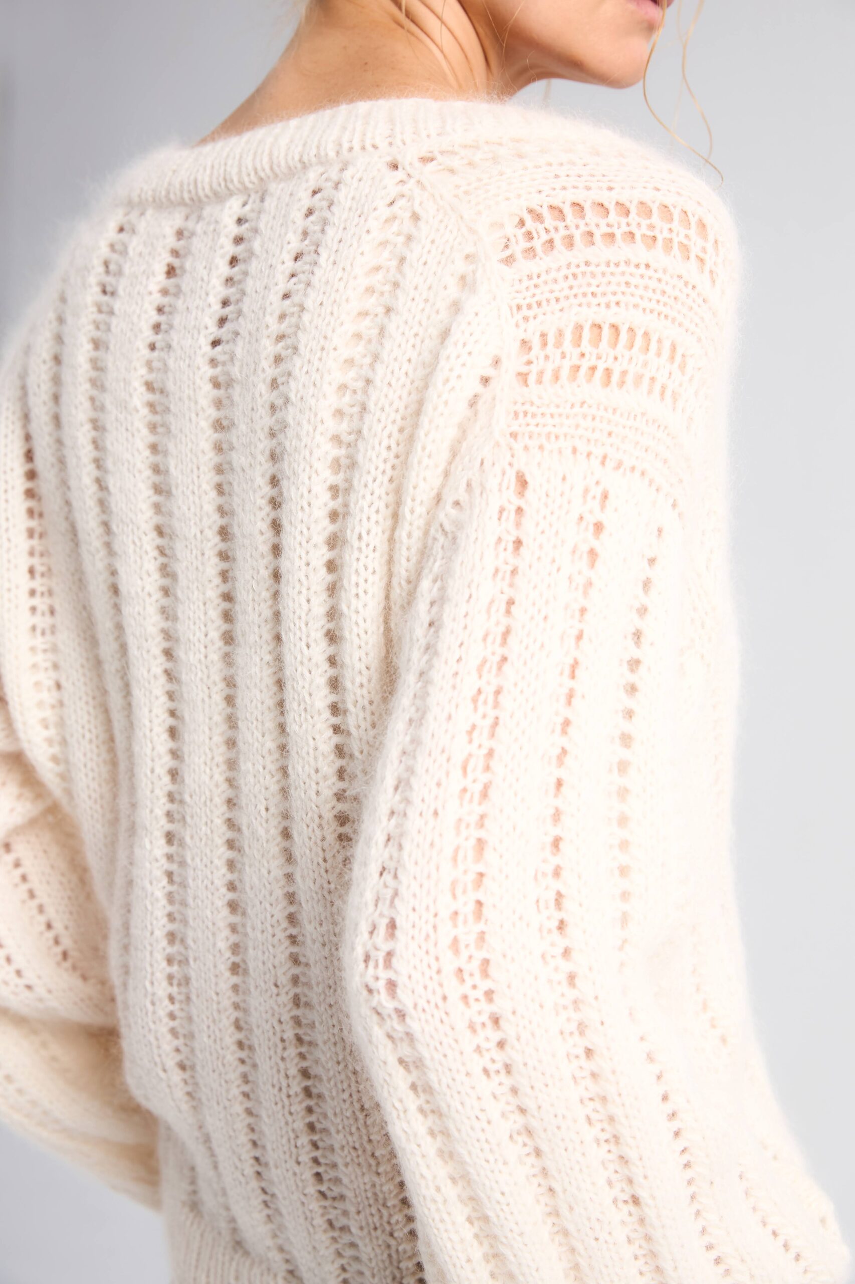 sweter wełniany z dekoltem w serek