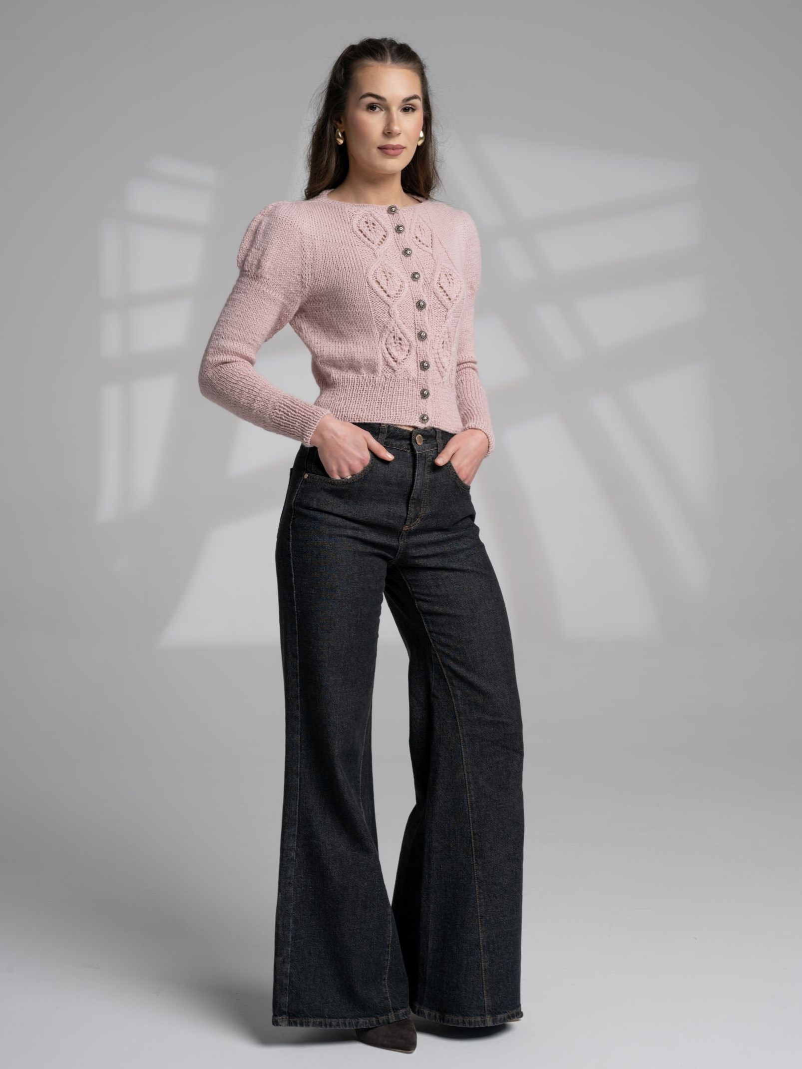 różowy kardigan z wełny alpaki w stylu lat 40-tych