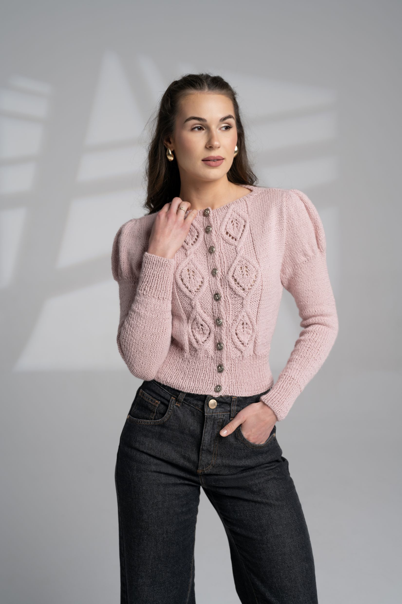 różowy kardigan z wełny alpaki w stylu lat 40-tych