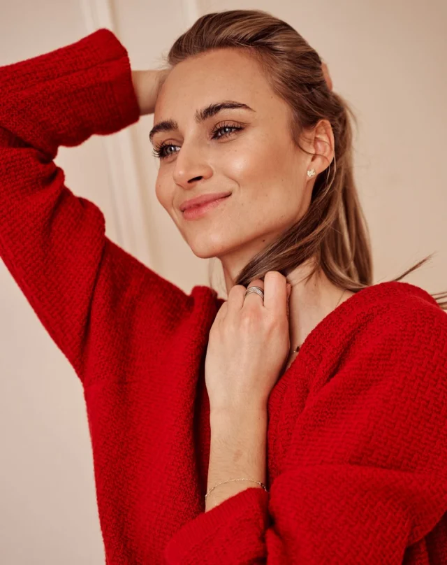 Wygodne ubranie powinno sprawiać radość i to jest cel, do którego dążymy.  aleksandrasuska.pl  #aleksandrasuska #sztukakobiecegoubioru #woolsweater #merinowool #wełnianysweter #womenswear #sustainablefashion