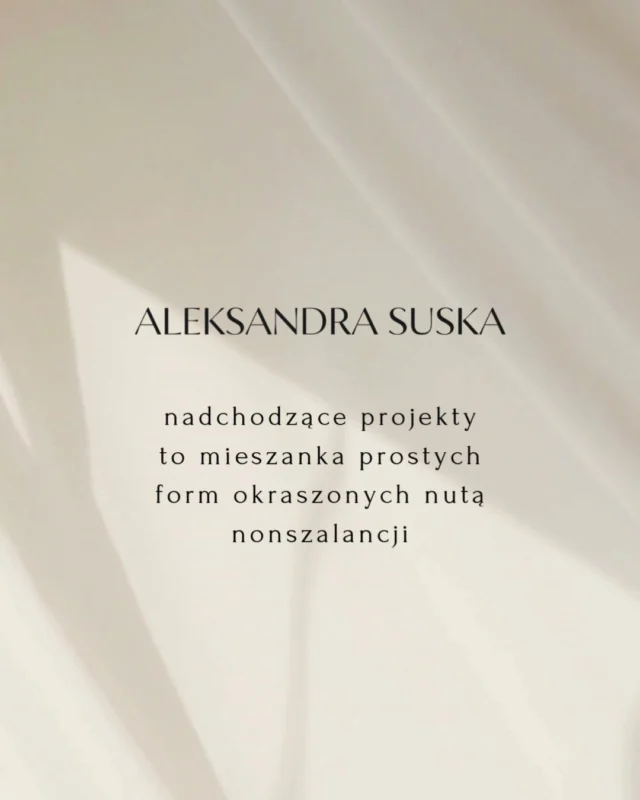 Wyobraż sobie, że choć przepych w każdej postaci zdecydowanie Cię męczy, to czysty minimalizm nie do końca odpowiada Twojej naturze.  Proste, klasyczne fasony ubrań - tak, ale okraszone nutą nonszalancji.
Bo chcesz czegoś więcej....  aleksandrasuska.pl  #aleksandrasuska 
#polskamarka 
#sztukakobiecegoubioru 
#fw25