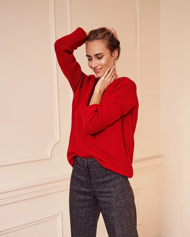 Podkreśl swój dobry nastrój kolorem albo użyj koloru, by go poprawić, kiedy nie dopisuje.  Sweter ESSENTIAL V-Neck No 1 w truskawkowej czerwieni będzie idealnym wyborem.  aleksandrasuska.pl  #aleksandrasuska
#polskamarkamodowa