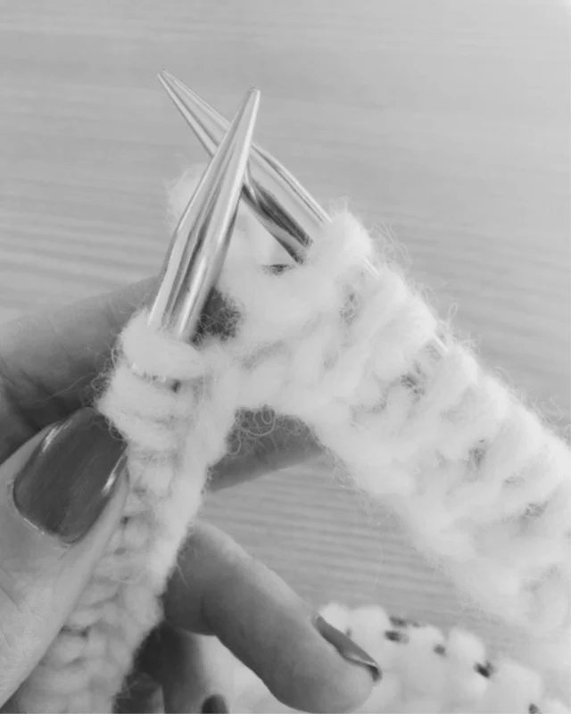 Nasze nowe projekty swetrów powstają w różnym tempie.
Droga od pomysłu do realizacji czasami jest bardzo krótka, a czasami wymaga wielu godzin prób i sporo cierpliwości.
Dzianina jest materiałem o wiele bardziej plastycznym niż tkanina i dlatego za każdym razem, gdy sięgamy po nowy rodzaj włóczki musimy dobrze poznać strukturę dzianiny z niej powstającej.  #aleksandrasuska
#craftmanship