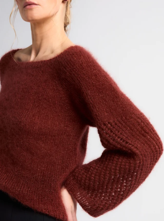 Prosta forma i subtelny ażurowy wzór - oto przepis na ponadczasowy sweter.  AURA No 2  aleksandrasuska.pl  #aleksandrasuska
#polskamarka
#timelessfashion 
#sweter 
#craft