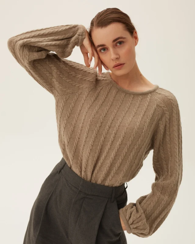 Najdelikatniejszy dotyk wełny merino i kaszmiru. 
Klasyczny, ale niebanalny model ESSENTIAL No 1 z linii swetrów Ready To Wear. Wasz ulubiony, szyty lokalnie w Polsce z mieszanki najlepszej australijskiej wełny merynosów i delikatnego kaszmiru.  #aleksandrasuska
#merinowool
#sweater
#sweaterweather
#wool
#essential
#sweter
#wełna
#madeinpoland