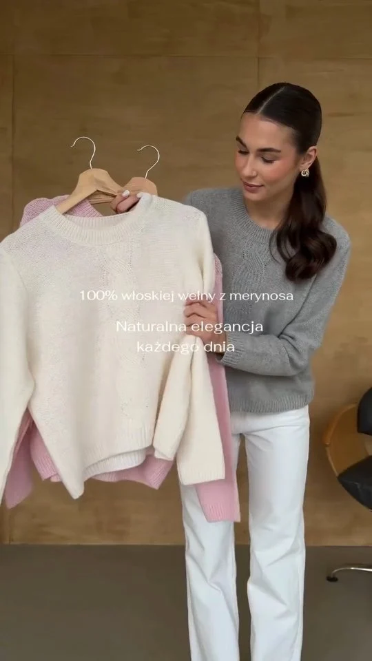 Wygodnie, stylowo i w zgodzie z naturą.  Wszystko to zapewni wełniany sweter ESSENTIAL No 3.  #aleksandrasuska 
#knitwear
#ethicalwool
#merinowool #merino 
#cozysweater
#sweter 
#sweaterweather
#polskamarka