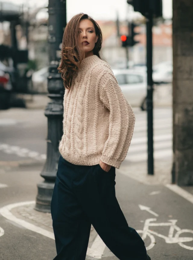 Czasami wełniany mięsisty sweter może zastąpić kurtkę... szczególnie kiedy aura listopadowa przypomina raczej początek października :)  Sweter handmade BRAIDS No 1  Start zamówień: 17.11 - aleksandrasuska.pl  #aleksandrasuska
#luxuryknitwear 
#nazamowienie 
#madetoorder