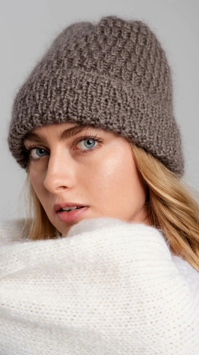 Ciepła, mięciutka i gotowa, by skraść Twoje serce.  Czapka wełniana LILY - wymyśl swój kolor.  aleksandrasuska.pl  #aleksandrasuska 
#rzemiosło 
#wełnianaczapka 
#czapka 
#sustainablefashion 
#beanie 
#polskamarka