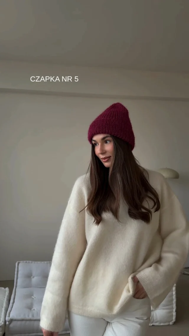 Brakuje Ci pomysłu na świąteczny prezent?  Nasza propozycja to wyjątkowa wełniana czapka HANDMADE.  CZAPKI DOSTĘPNE OD RĘKI w cenie 235 zł / szt.  Jeżeli zechcesz kupić którąś z prezentowanych czapek napisz do nas na DM lub wyślij wiadomość na sklep@aleksandrasuska.pl  #aleksandrasuska
#czapkawełniana 
#zerowaste