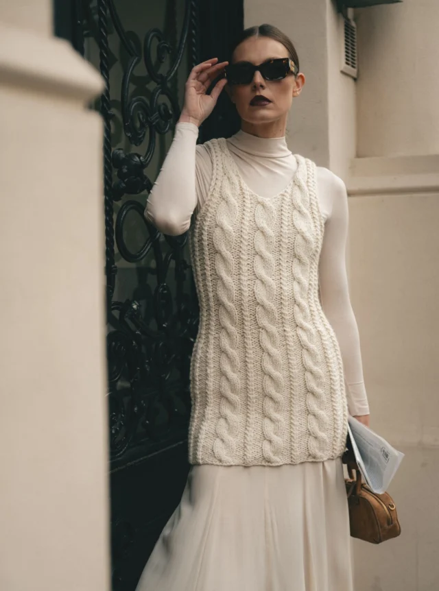 Wełniane kamizelki przyjmują różne formy, często w zależności od panujących trendów.
My postawiliśmy na wygodę i funkcjonalność 😊.  I tak powstała kamizelka wełniana BRAIDS LONG.
To propozycja dzianiny o długości zakrywającej biodra, która świetnie sprawdzi się noszona na zwiewną spódnicę maxi, która cały czas jest na topie, nawet jesienią i zimą.  Jak Wam się podoba taka wersja kamizelki?  #aleksandrasuska
#luxuryknitwear 
#polskamarka
#rzemiosło