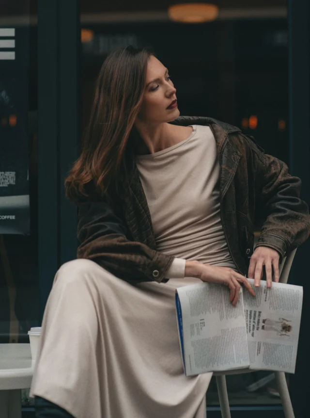 Sukienka 01 midi z drapowaniem ma za zadanie podkreślić wszystkie Twoje atuty, ale także poprzez swoją konstrukcję, zapewnić maksimum komfortu.
To jedna z tych rzeczy, które robią efekt bez wysiłku.  Sukienka 01 z dzianiny wiskozowej.  #aleksandrasuska
#sztukakobiecegoubioru
#sukienka