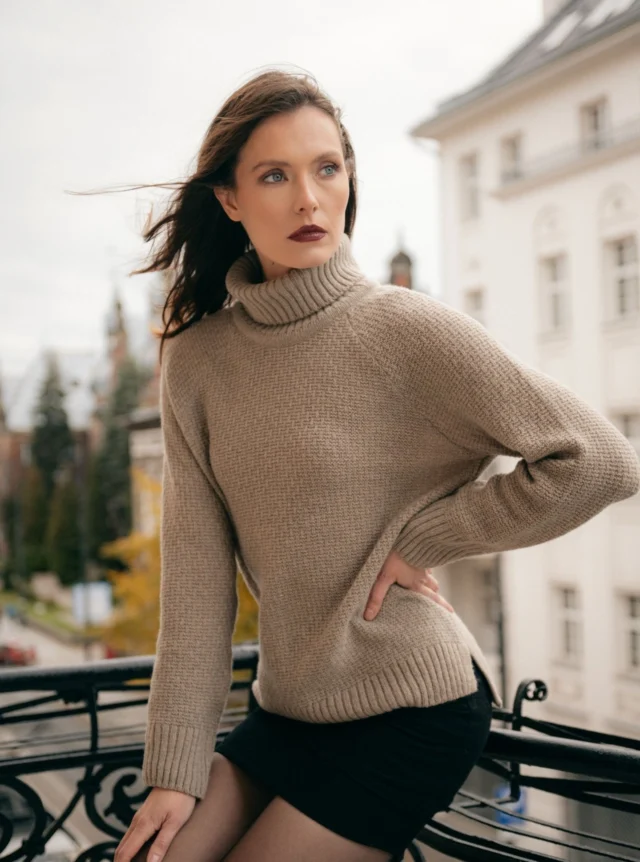 Wełna wełnie nierówna - to przeświadczenie towarzyszy nam zawsze przy wybieraniu przędz do naszych swetrów.  Sięgamy tylko po wełnę certyfikowaną od sprawdzonych włoskich dostawców, którzy w transparentny sposób przedstawiają nie tylko to, jak jest pozyskiwane runo, ale także cały proces oczyszczania, wyczesywania, barwienia i przędzenia wełny.  aleksandrasuska.pl  #aleksandrasuska 
#polskamarka