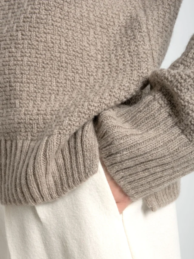 Kiedy jest Ci wygodnie..
....możesz przenosić góry!  Przy okazji nie zaszkodzi, jak będziesz świetnie wyglądała :)  Wełniany golf ESSENTIAL No 1 - miękki, otulający, polubisz go, jak czekoladę z orzechami!  #aleksandrasuska
#sweterzgolfem