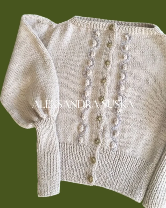 Wełniany kardigan o fasonie, który przywołuje czasy, gdy forma ubrania podkreślała kobiecą sylwetkę, to nasza najnowsza propozycja.Wygodna alternatywy dla marynarki.Już wkrótce premiera.#aleksandrasuska