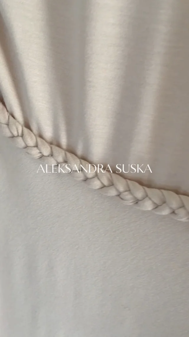 Handmade to nie tylko nasze swetry, to również ręcznie wykonywane detale ubrań krawieckich.Akcenty, które dodają wyjątkowości prostym formom ubrań, które podkreślają uważność z jaką są one tworzone.#aleksandrasuska
#polskamarka
#rzemiosło