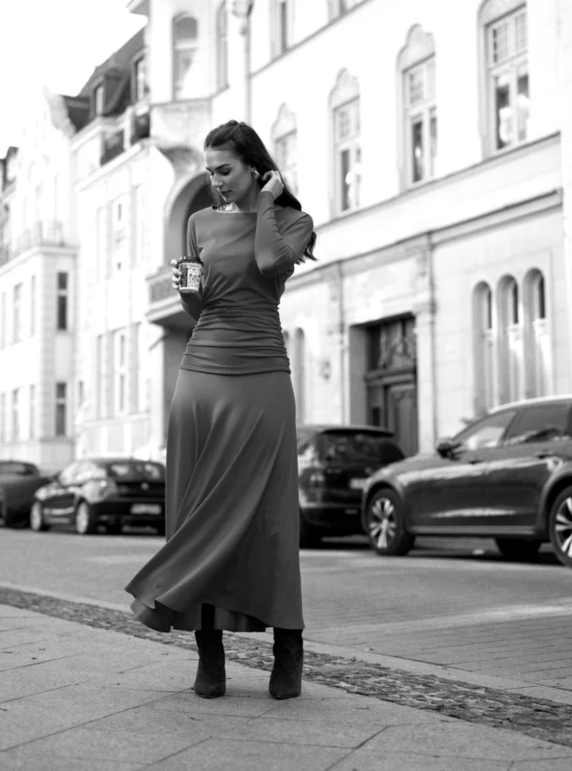 Bez względu na jaki kolor SUKIENKI 01 się zdecydujesz, w każdym będzie Ci tak samo wygodnie.Fason, który nie krępuje ruchów i niezwykle przyjemna dzianina wiskozowa będą tego zapewnieniem.Wybierz swoją SUKIENKĘ 01.#aleksandrasuska