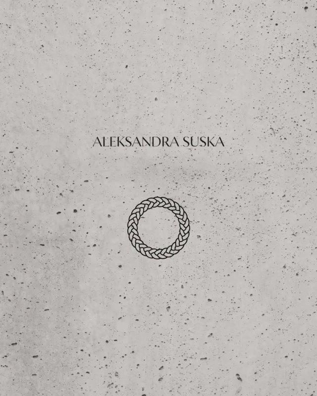 W większości naszych projektów – od miękkich swetrów, przez dzianinowe sukienki – pojawia się motyw warkocza.
Dla nas warkocz to znacznie więcej niż ozdobny splot. To serce naszej marki. Jest kilka ważnych powodów, dla których wybraliśmy właśnie taki motyw.Warkocz to:🌟Symbol więzi i relacji
Warkocz powstaje z przeplatania oddzielnych pasm, które razem tworzą coś silniejszego i piękniejszego. To dla nas symbol wspólnoty – naszych relacji z Wami, rzemieślnikami i naturą.🌟Ponadczasowa siła tradycji
Splot warkoczowy towarzyszy modzie od pokoleń. Wybierając go, stawiamy na design, który nie przeminie z jednym sezonem. To klasyka, która zawsze wygląda szlachetnie.🌟Struktura, którą czuć
Uwielbiamy trójwymiarowość. Warkocz nadaje dzianinie głębi i charakterystycznej mięsistości. To detal, który sprawia, że ubranie nie jest tylko „rzeczą”, ale staje się małym dziełem sztuki użytkowej, które chcesz dotykać.Kiedy zakładasz nasze ubrania z motywem warkocza, chcemy, abyś czuła się otulona nie tylko materiałem, ale też pasją, z jaką go zaplataliśmy. 🤍A Ty za co najbardziej lubisz splot warkoczowy? Daj znać w komentarzu!#aleksandrasuska
#naszdetal
#warkocz
#polskamarka
#dzianina