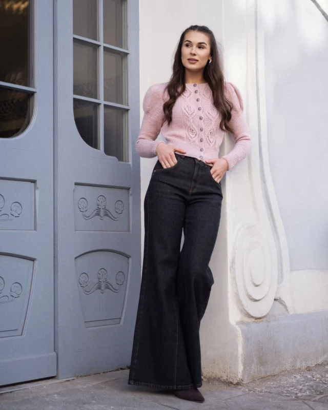 Czy klasyka może iść w parze z nowoczesną swobodą?
Nasz jasnoróżowy kardigan VIVIAN 2 udowadnia, że tak. To projekt, który powstał z miłości do detali minionych dekad, ale został stworzony z myślą o kobiecie, która pewnie kroczy przez współczesny świat.
Ten kardigan uwielbia towarzystwo współczesnej szafy.Nasz pomysł na stylizację: spróbuj zestawić ten subtelny, pudrowy splot z jeansami o rozszerzanych nogawkach.
To idealny zestaw na kawę z przyjaciółką, popołudniowy wernisaż czy weekendowy wyjazd, gdzie chcesz czuć się nienagannie, ale bez wysiłku.Jeśli czujesz, że to projekt stworzony dla Ciebie, zapraszam Cię do rozmowy w wiadomości prywatnej.#aleksandrasuska
#vintagevibe
#kardigan
#nazamowienie