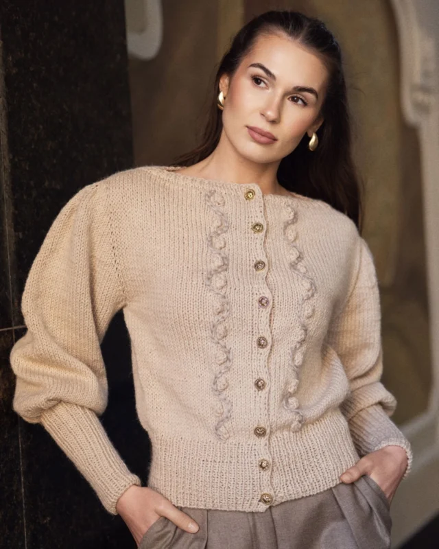 Czy wiesz, że „Modern Victorian” to jeden z najgorętszych trendów sezonu? 🕰️✨
W świecie, który pędzi coraz szybciej, moda zatacza koło i wraca do tego, co szlachetne, powolne i pełne detali. Nasz najnowszy, beżowy kardigan handmade VIVIAN 1, to hołd dla estetyki wiktoriańskiej w nowoczesnym wydaniu.
Delikatnie zaznaczona linia ramion i sploty przypominające dawną pasmanterię nadają mu romantycznego charakteru.Dla VIVIAN 1 wybraliśmy beż, bo jest elegancki, uspokajający i nieskończenie uniwersalny.Napisz do nas w wiadomości prywatnej lub sprawdź link w bio, by otulić się wiktoriańskim spokojem w kolorze piasku.#aleksandrasuska
#modernvictorian
#handmadecardigan #beigeaesthetic