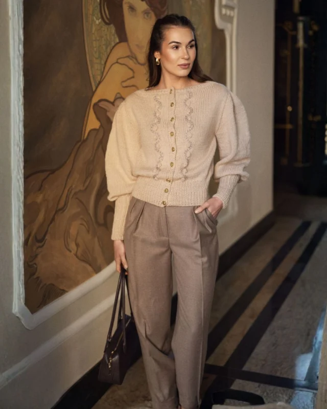 Konstrukcja tam, gdzie jej oczekujesz. Miękkość tam, gdzie jej potrzebujesz.
Wyrafinowany. Wygodny. Niepowtarzalny.Oto kardigan VIVIAN 1.Sztuka współczesnej kobiecości.#aleksandrasuska
#polskamarka
#kardigan
#vintagemood