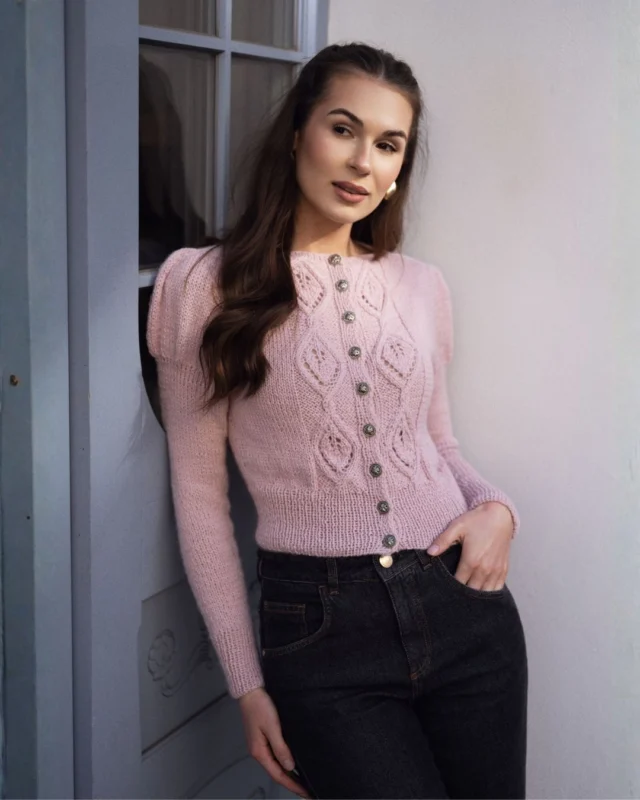 Czy można zamknąć wspomnienia w jednym splocie? Projektując nasz nowy, jasnoróżowy kardigan, myśleliśmy o tych wszystkich chwilach, kiedy moda była celebracją cierpliwości i kunsztu.Obecne trendy coraz mocniej czerpią z estetyki przedwojennego modernizmu. Powracają dopasowane fasony, podkreślona linia ramion i misterne, teksturalne sploty, które dominowały w ówczesnej modzie codziennej. To właśnie wtedy dzianina przestała być tylko praktyczna, a stała się elementem garderoby high fashion. Nasz kardigan, z ozdobnym ściegiem i biżuteryjnymi guzikami, to hołd dla tamtej dbałości o każdy milimetr ubrania.Kardigan VIVIAN 2#aleksandrasuska
#vintagestyle
#rzemiosło
#kardigan
#nazamowienie