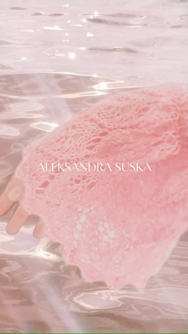 W naszej pracowni czas płynie wolniej, a każde oczko przybliża nas do czegoś wyjątkowego. Dziś uchylamy tylko rąbka tajemnicy, by pokazać Wam projekt, który jest definicją nowoczesnego romantyzmu.
Sensualność w każdym splocie.Wyobraźcie sobie puszystą chmurę szlachetnego moheru w odcieniu świetlistego, słodkiego różu. To kolor, który rozświetla cerę i dodaje blasku, celebrując dojrzałą kobiecość w jej najpiękniejszym wydaniu.Premiera już wkrótce.
Bądźcie czujne. Ten splot skradnie Wasze serca. 🤍#aleksandrasuska
#comingsoon