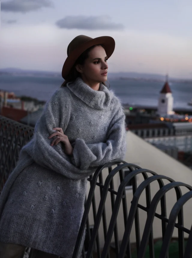 Wyobraź sobie chłodny, letni wieczór na tarasie. Ten moherowy splot jest jak ciepła mgiełka – niemal nie czujesz jego wagi, a jednak otula Cię kojącym ciepłem. To ten rodzaj miękkości, który sprawia, że bierzesz głębszy oddech.#aleksandrasuska
#luxuryknitwear
#madetoorder