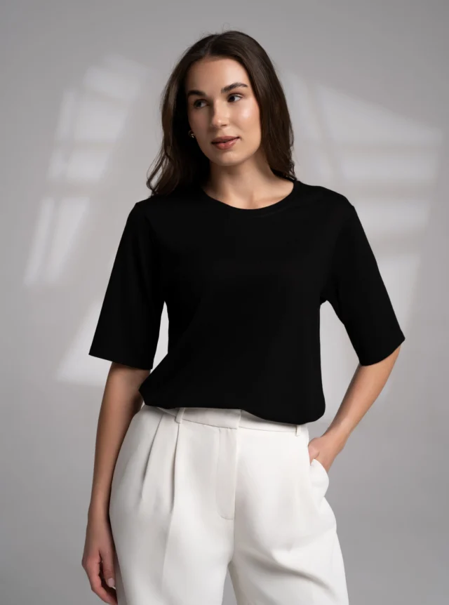 Architektura kroju, która rozumie Twoje ciało.Z dumą przedstawiam Wam nowy T-shirt z linii Ready-to-Wear – stworzony z myślą o kobiecej sylwetce i potrzebie absolutnego komfortu.T-shirt został uszyty z mięsistej, wysokogatunkowej wiskozy z dodatkiem elastanu. Materiał ten jest chłodny w dotyku, co sprawia, że skóra oddycha nawet w najbardziej upalne dni.
Kropką nad „i” jest dyskretny detal umieszczony na plecach każdej koszulki. To nasz autorski, haftowany symbol warkocza - dyskretny znak, który niesie w sobie międzypokoleniową historię i szacunek do tradycji.#aleksandrasuska
#sztukakobiecegoubioru