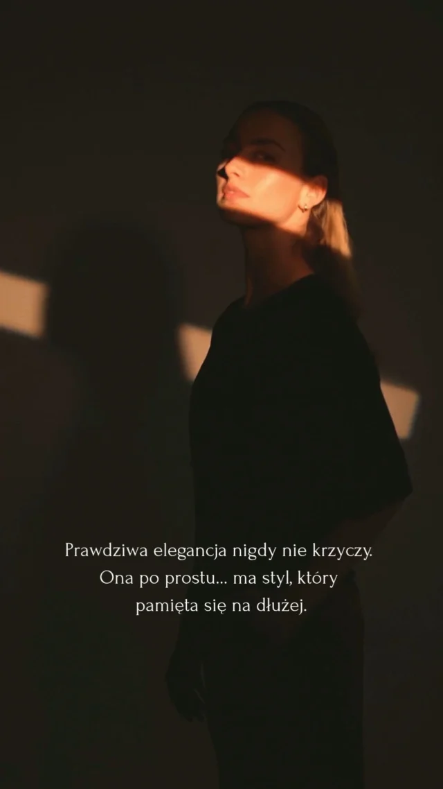 Mówi się, że styl to sposób mówienia o sobie bez używania słów. W rezultacie najnowszy T-shirt z naszej linii Ready-to-Wear został zaprojektowany tak, aby mówił wyłącznie o Twojej klasie, niezależności i miłości do absolutnego komfortu.#aleksandrasuska
#polskamoda