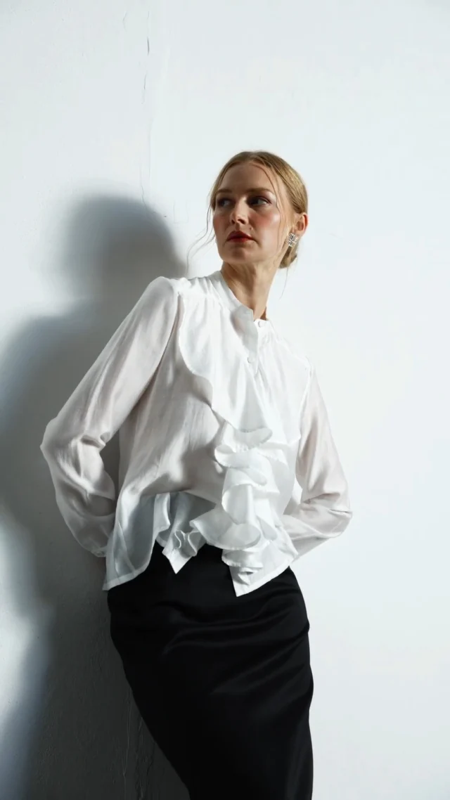 Współczesna elegancja czerpie z historii to, co najlepsze. Nasza nowa koszula z żabotem to ukłon w stronę wiktoriańskiego romantyzmu, zinterpretowany na nowo dla silnej, świadomej siebie kobiety.
Maksymalizm formy spotyka się tu z nowoczesnym krawiectwem.
Żabot nie potrzebuje konkurencji – wystarczą doskonale skrojone garniturowe spodnie i Twoja pewność siebie.Odkryj rzeźbiarski detal, który definiuje na nowo pojęcie klasyki.Koszula dostępna online w trzech kolorach.#aleksandrasuska
#timelesselegance
#koszulazżabotem